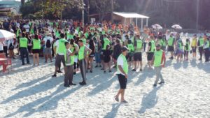 Mutirão atrai voluntários e deixa praias e bairros mais limpos