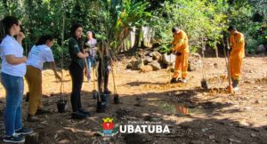 Área degradada recebe plantio de 30 árvores nativas no Colônia de Férias